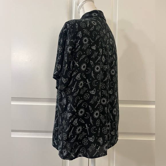 Hot Topic The Craft Witchy Symbols Black Boxy Crop Button Up Shirt Occult Large - Picture 8 of 16